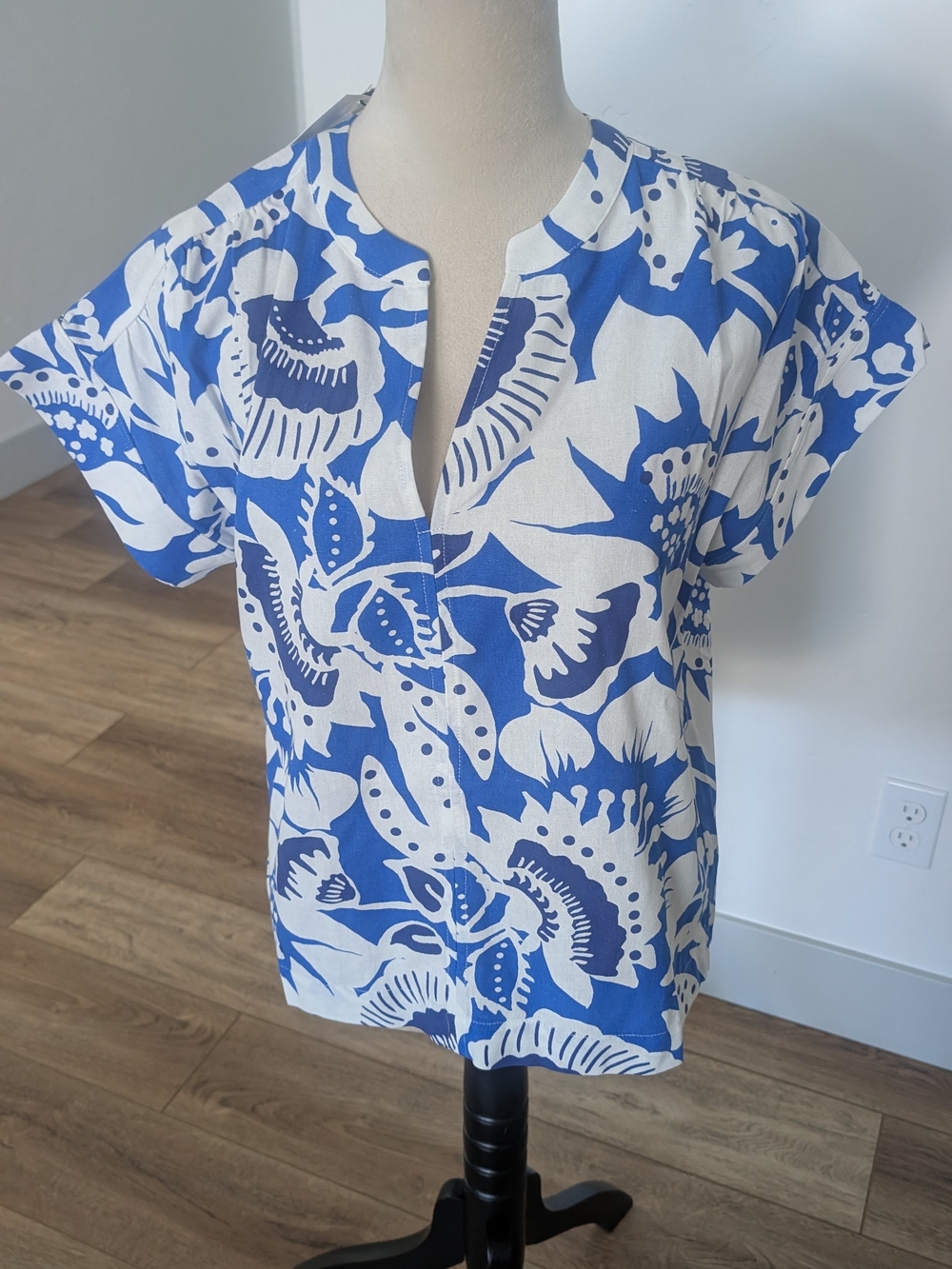 Sugarlips Blue and White Floral Split-Neck Top